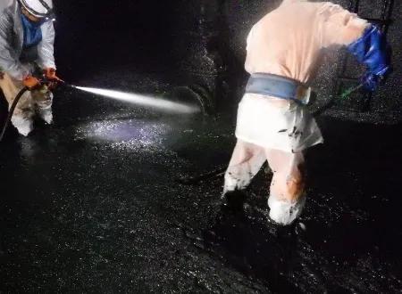 浄水場施設洗浄業務 作業中