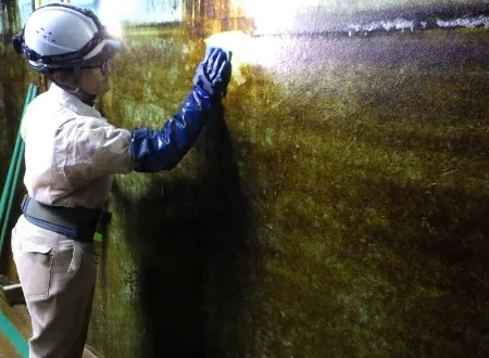 浄水場施設洗浄業務 作業中
