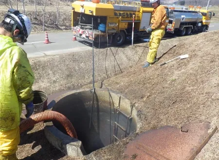 側溝・排水管等洗浄 作業風景①
