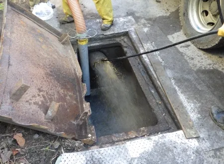 側溝・排水管等洗浄 作業風景③