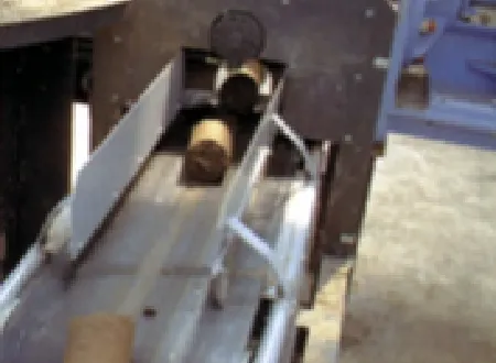 汚泥焼却灰リサイクルフロー ⑤押出成型器より搬出される成型品